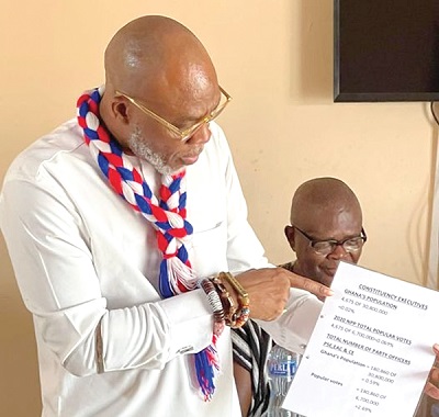 Iddrisu Musah, aspiring General Secretary of the NPP, explaining his plans to some party members on the campaign trail